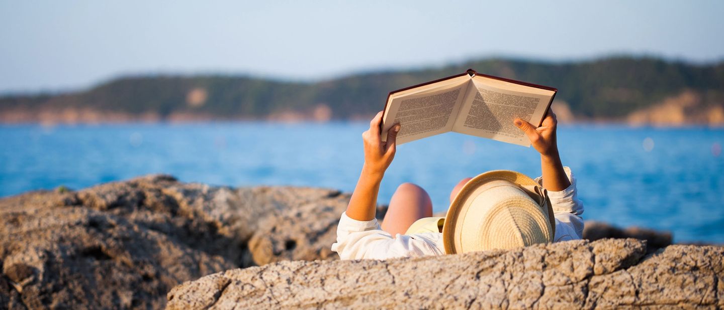 Frau liest ein Buch