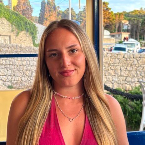 Mitarbeiterin Olivia sitzt in einem Restaurant und genießt das essen