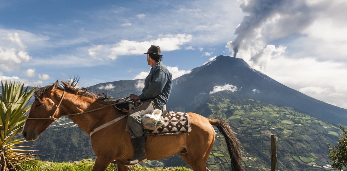Blick auf Tungurahua und Person auf einem Pferd
