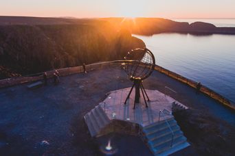 Nordkap mit dem markanten Globus bei Sonnenuntergang