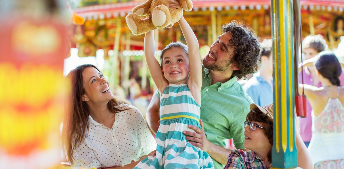 Familie im Freizeitpark