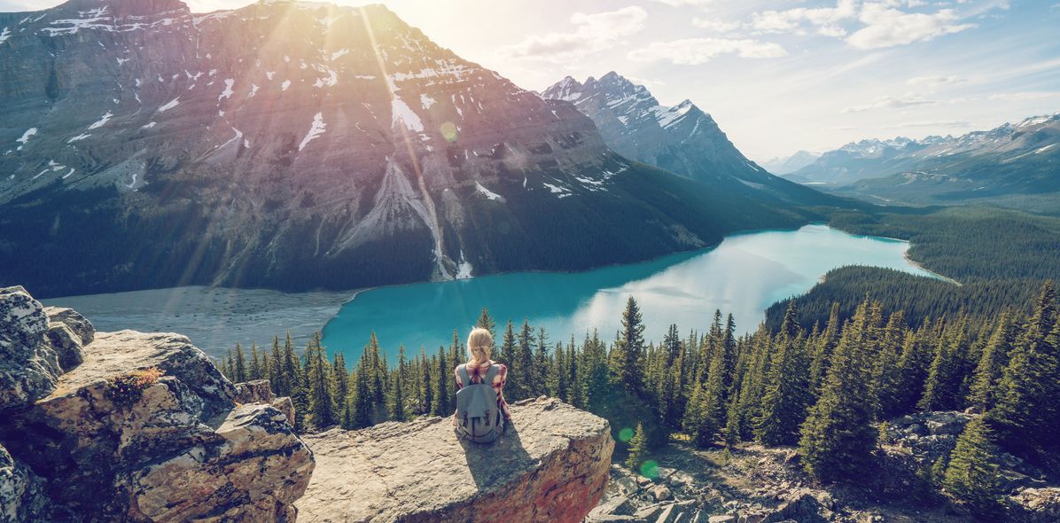 Panoramablick auf den Lake Louise im Banff Nationalpark