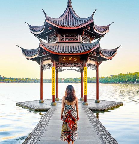 Frau vor Tempel in China