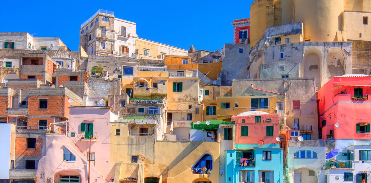 Bunte Häuser in Neapel