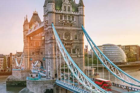 Tower Bridge über der Themse in London bei Sonnenuntergang