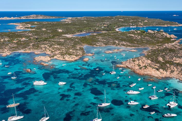 Inselwelt des La Maddalena Archipels mit türkisfarbenem Wasser