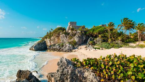 Küste von Tulum mit Maya-Ruinen auf Klippe über dem türkisfarbenem Meer