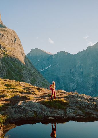 Frau beim Wandern in den Bergen