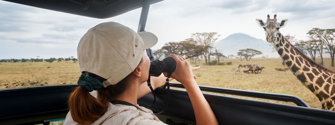 Frau auf Safari in Tansania