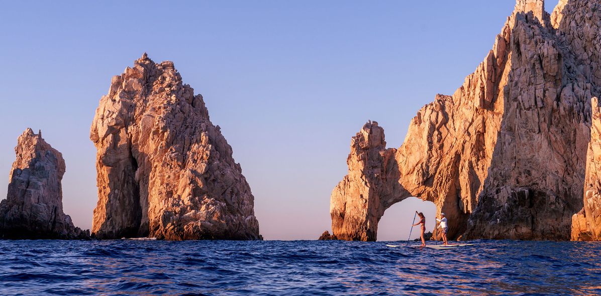 Personen auf einem Stand up Paddle in Mexiko