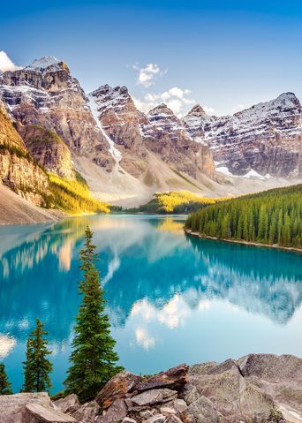 Banff Nationalpark mit seinen stillen Seen und hoch aufragenden Bergen in Kanada