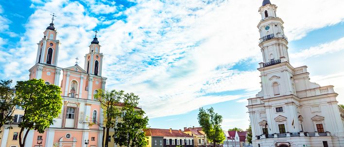 Kathedrale von Kaunas mit heller Fassade und Kirchturm im Stadtzentrum