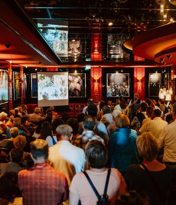 Menschen im Vorsaal des Theaters