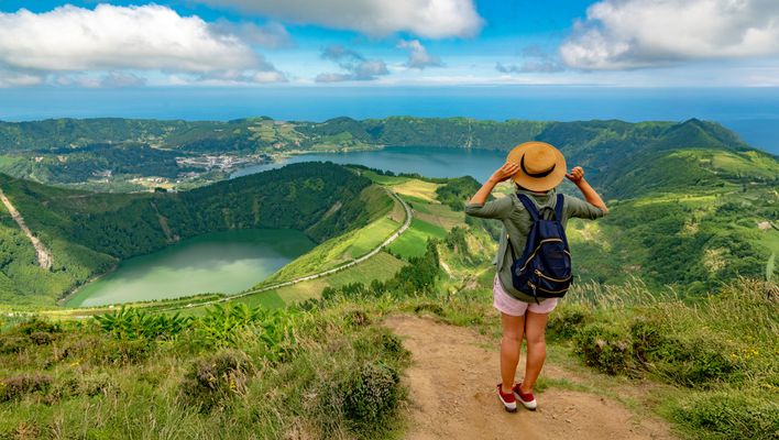 Frau beim Wandern auf den Azoren
