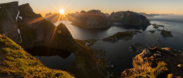 ©Blick über die Lofoten welche von der Mitternachtssonne beschienen werden, Norwegen