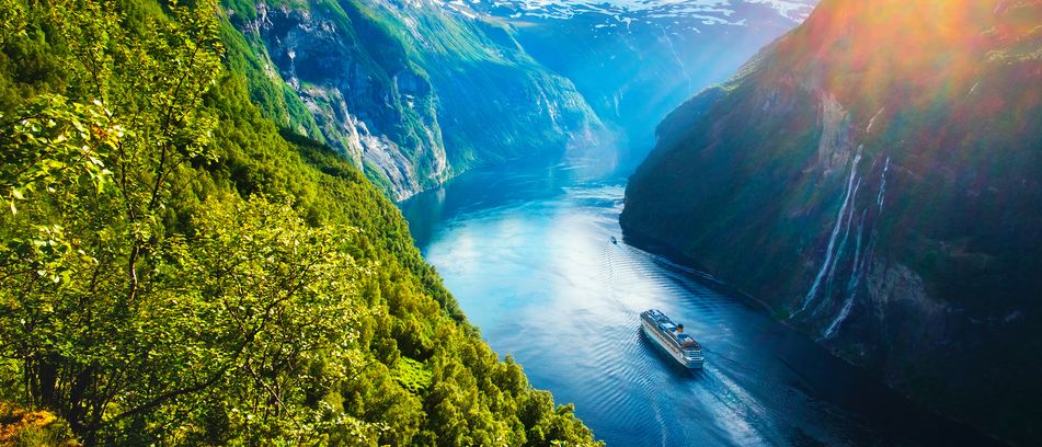 Schiff in den norwegischen Fjorden