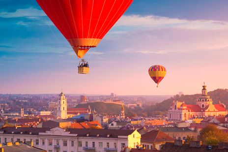 Heißluftballons über der Altstadt Vilnius bei Sonnenuntergang