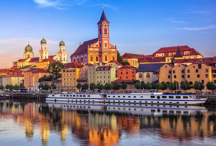 Flussschiff liegt vor Passau