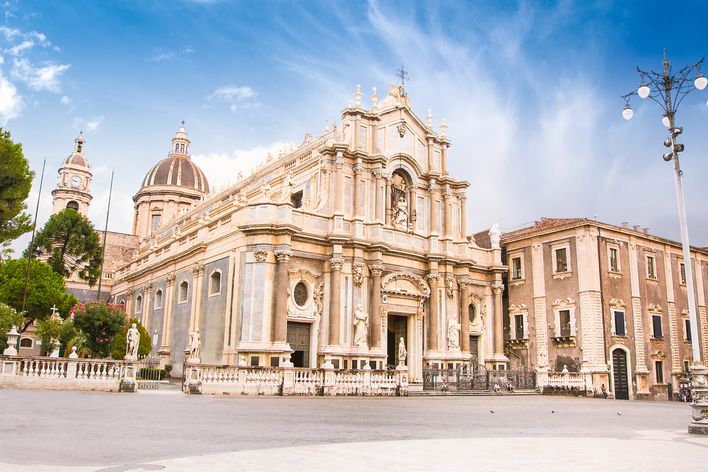 Kathedrale von Catania mit barocker Fassade auf Sizilien