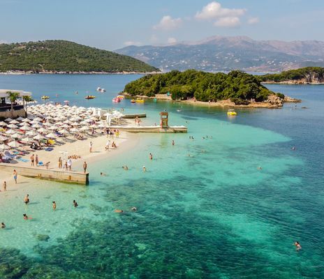 Türkisblaues Meer und Strand von Ksamil an der Albanischen Riviera