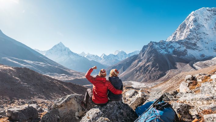 Ein Paar beim Wandern in Tibet