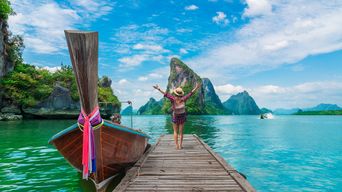 Eine Frau steht auf einem Steg auf der Insel Phangnga in Thailand