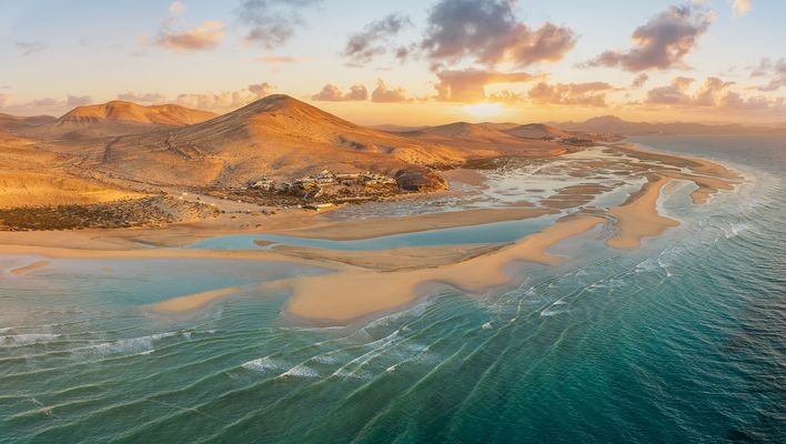 Weitläufige Lagune und Sandbänke des Strands Playa de Sotavento auf Fuerteventura