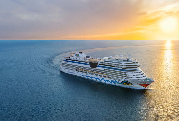 Schiff AIDAblu bei Sonnenuntergang auf dem Meer