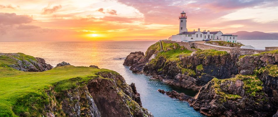 Blick auf einen Leuchtturm im County Donegal bei Sonnenuntergang