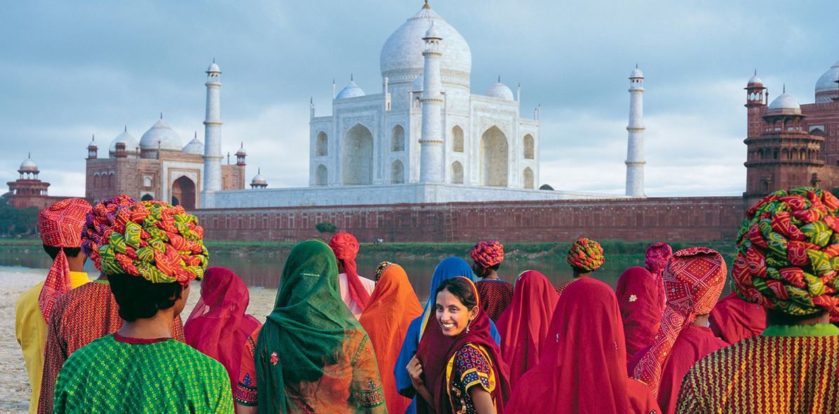 Menschengruppe vor dem Taj Mahal