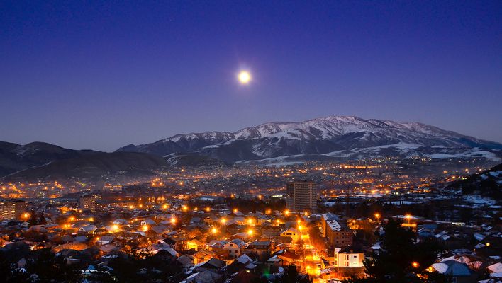 Nachtpanorama der Stadt Vanadzor in Armenien mit Lichtern
