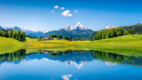 Blick auf See und Berge
