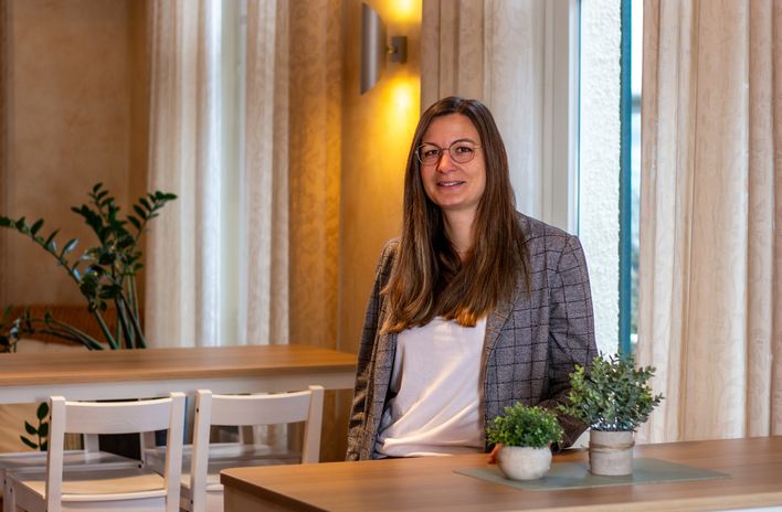 Mitarbeiterin Tina in der Kantine von Berge & Meer