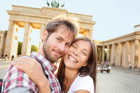 Ein Paar vor dem Brandenburger Tor in Berlin