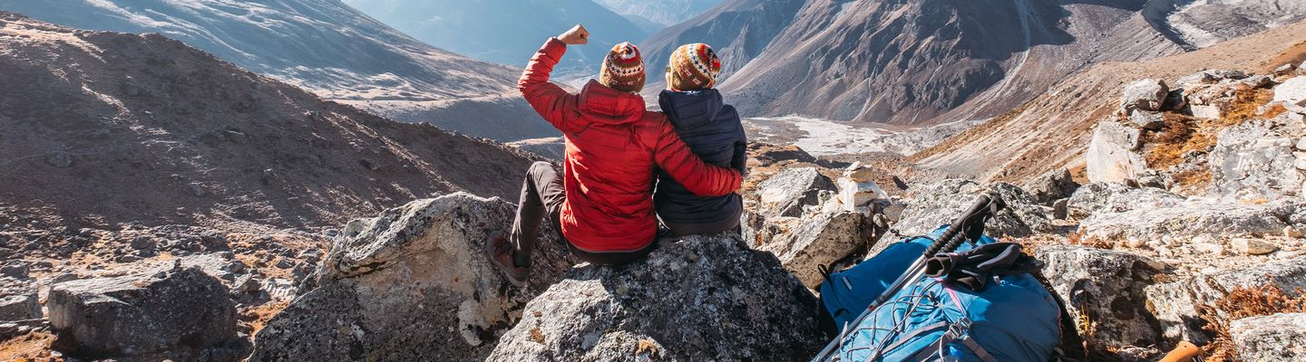 Wanderer im Himalaya mit Blick auf schneebedeckte Berge in Nepal