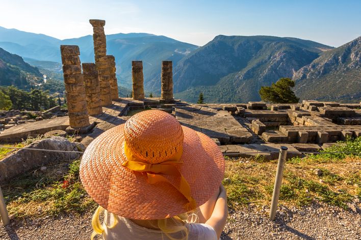 Frau guckt auf Ruine von Delphi