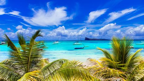 Strand von Cap Malheureux auf Mauritius mit Palmen, türkisblauem Meer und Booten
