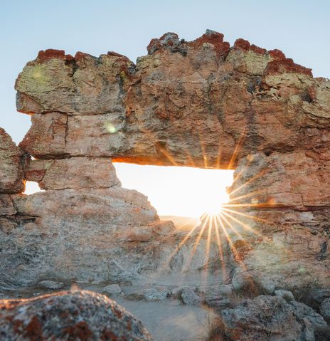 Felsformationen im Isalo-Nationalpark bei Sonnenlicht in Madagaskar