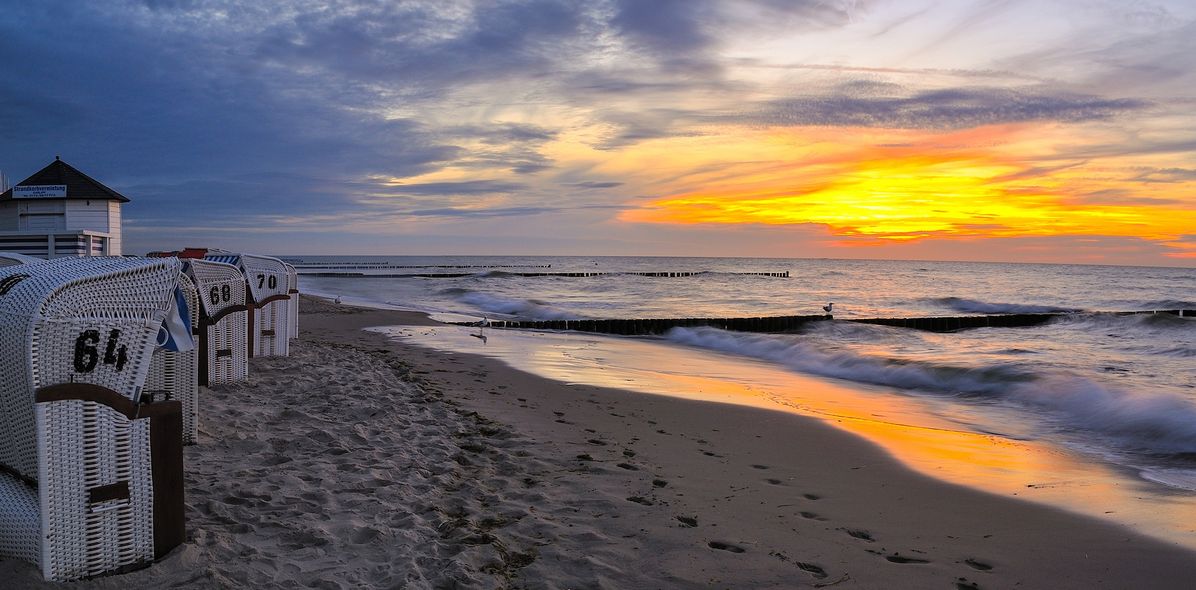 Strand mit Strandkörben bei Sonnenuntergang