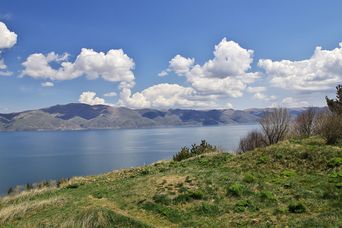 Armenische Landschaft am Ufer des Sewansees
