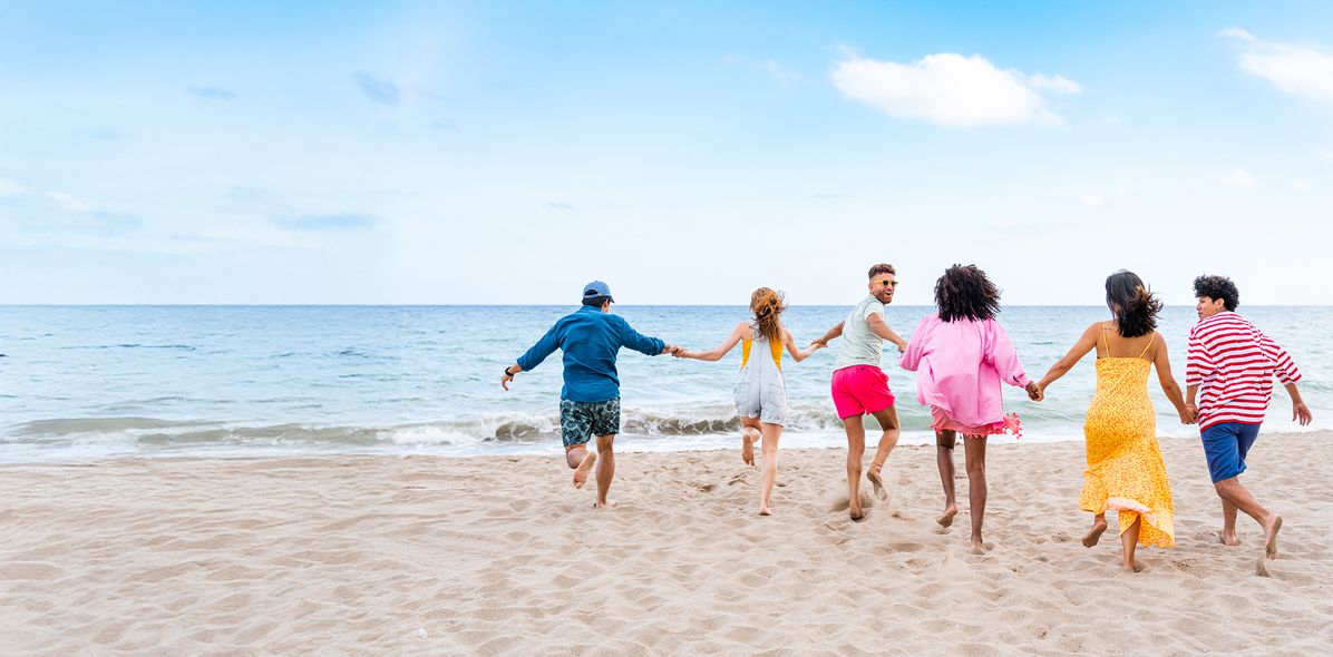 Gruppe rennt am Strand