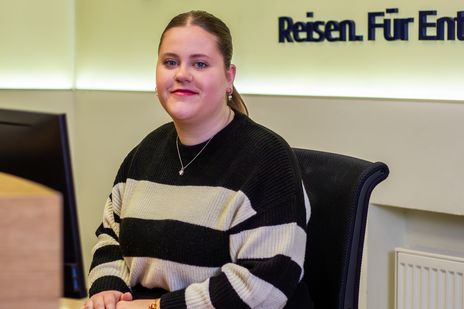 Auszubildende Gina am Empfang von Berge & Meer