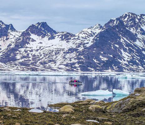 Eisberge und Landschaft in Grönland