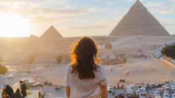 Frau mit Blick auf die Pyramiden von Gizeh in Kairo, Ägypten