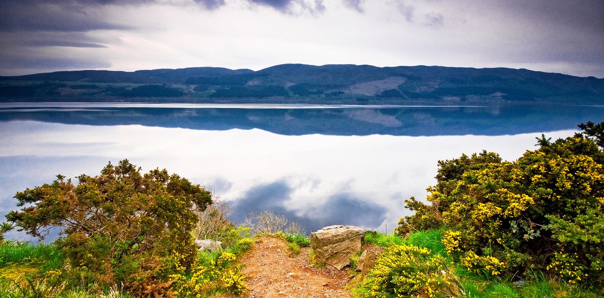 Blick auf Loch Ness in Schottland