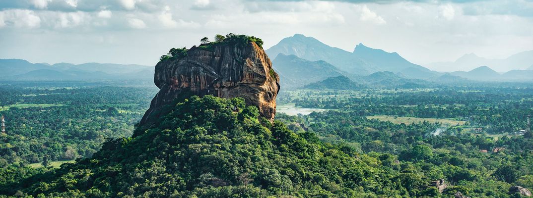 Der majestätische Löwenfelsen Sigiriya ragt über den dichten Dschungel Sri Lankas