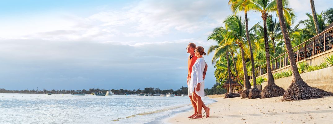 Paar gemeinsam am Strand auf der Insel Mauritius