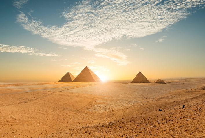 Blick auf die Pyramiden von Kairo bei untergehender Sonne
