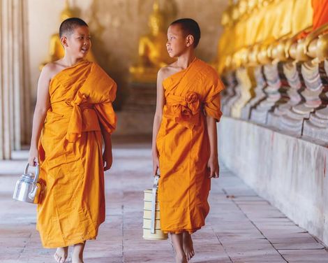 Goldene Tempel, grüne Hügel, glitzerndes Meer-0