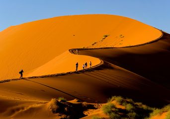 Gruppe von Reisenden im Sossusvlei in Namibia